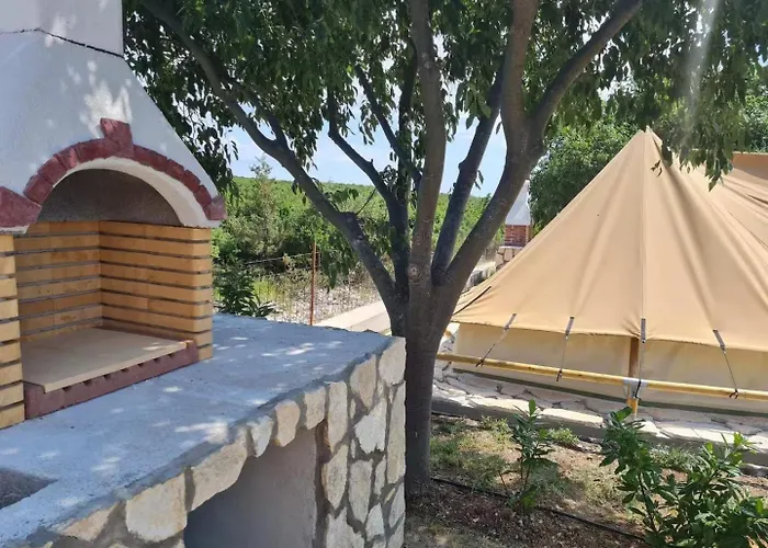 אתר קמפינג Camp Robeko סקארדין